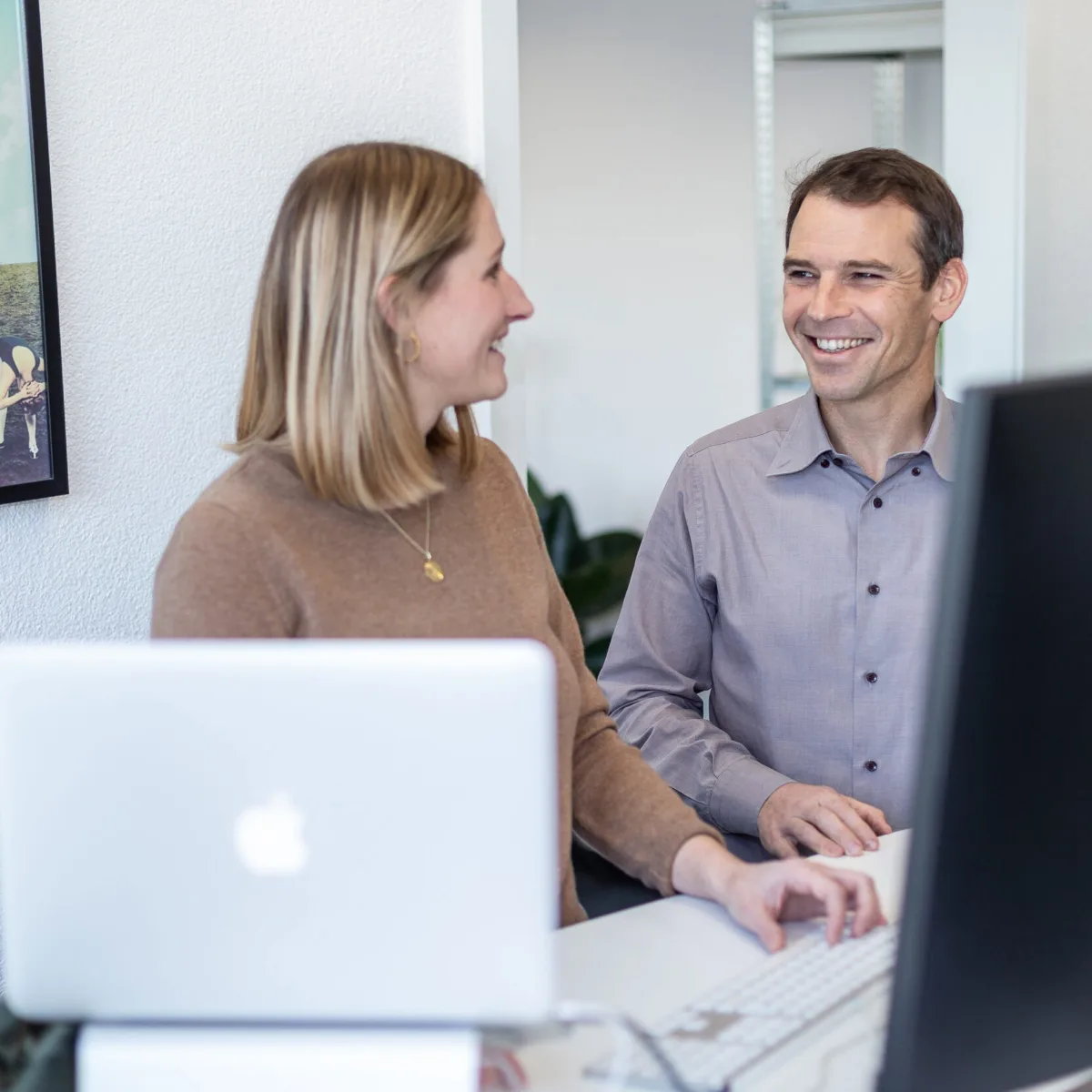 Mitarbeitende der Standout GmbH bei der Entwicklung digitaler Strategien für erfolgreiches Marketing